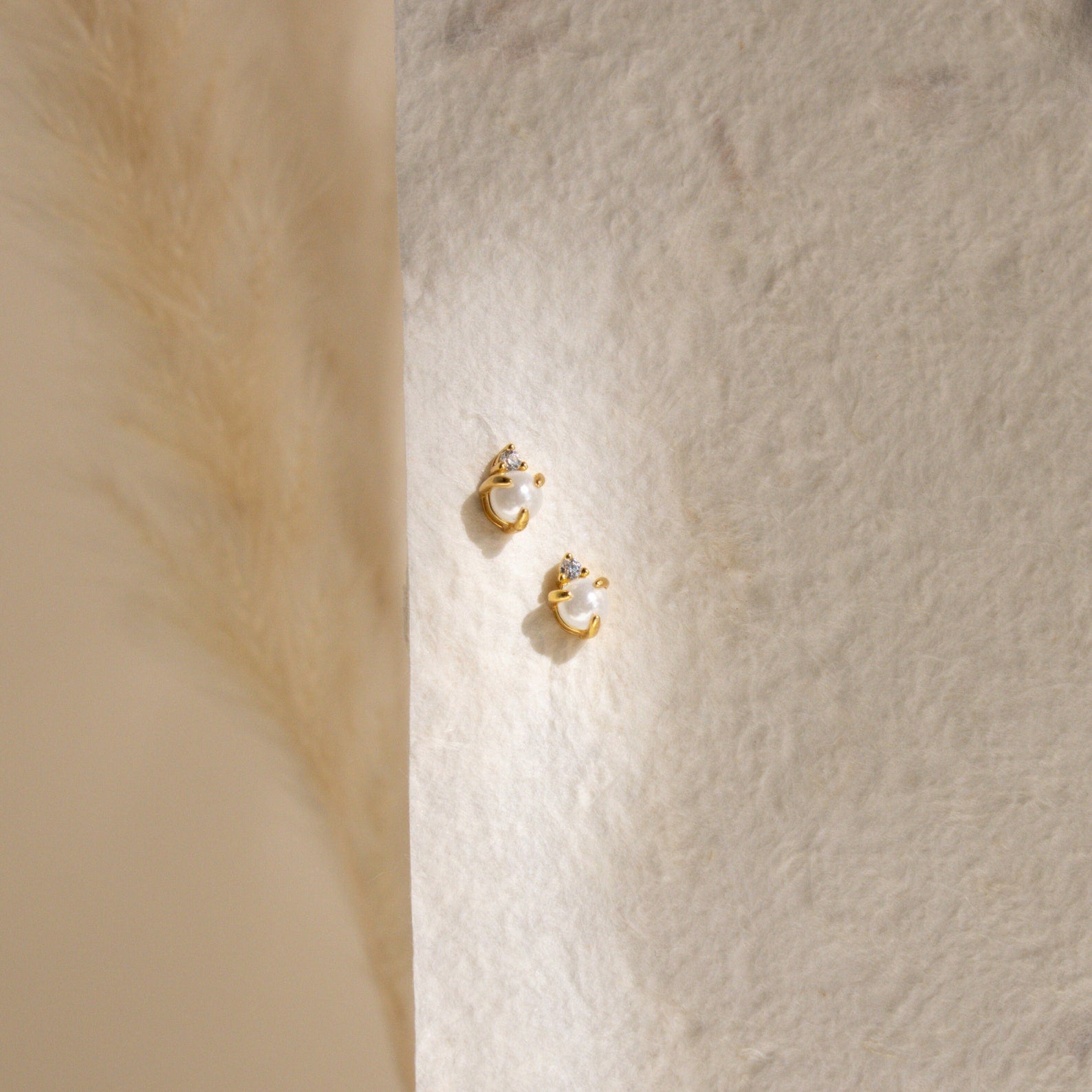 Seren Pearl Studs