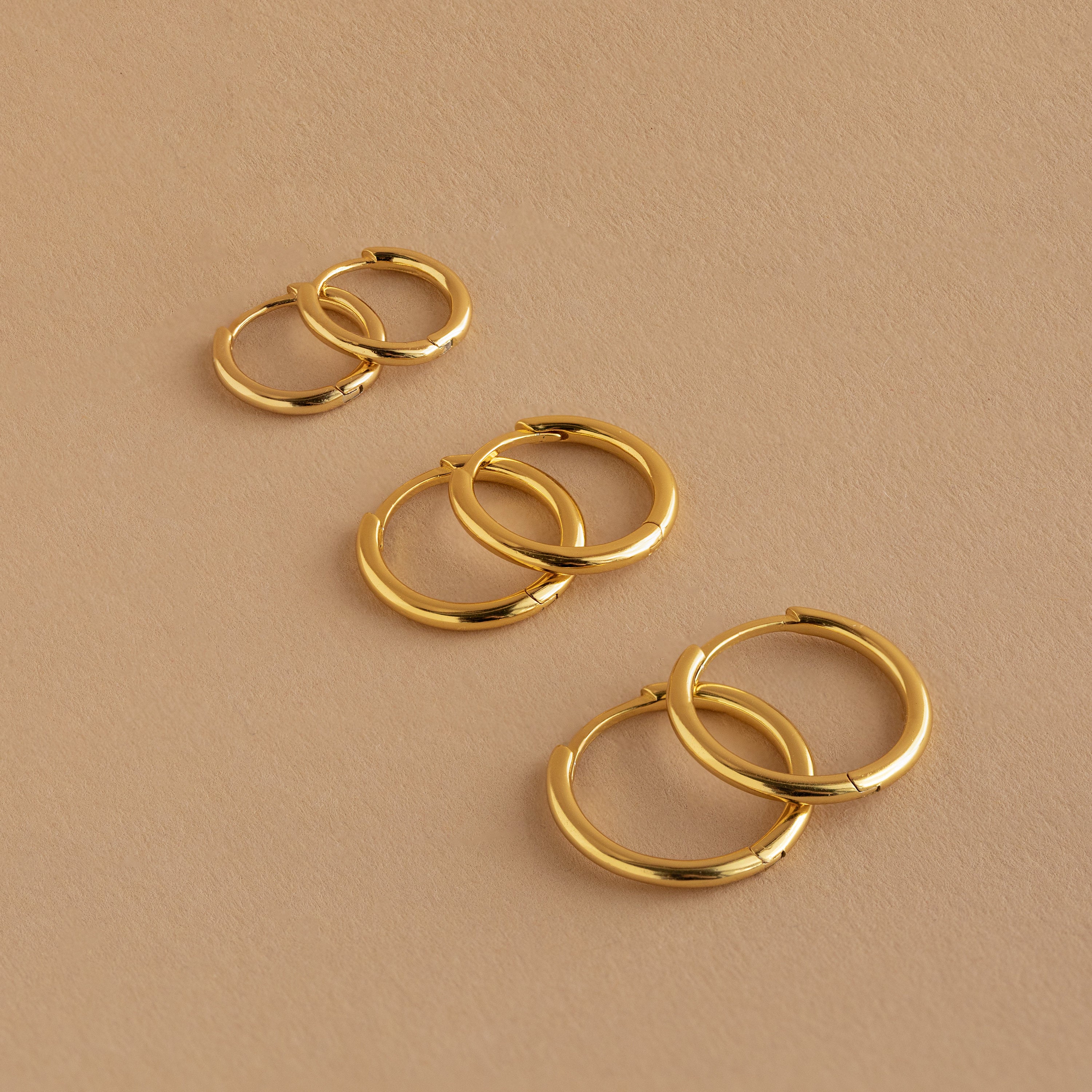 Set of hoop earrings