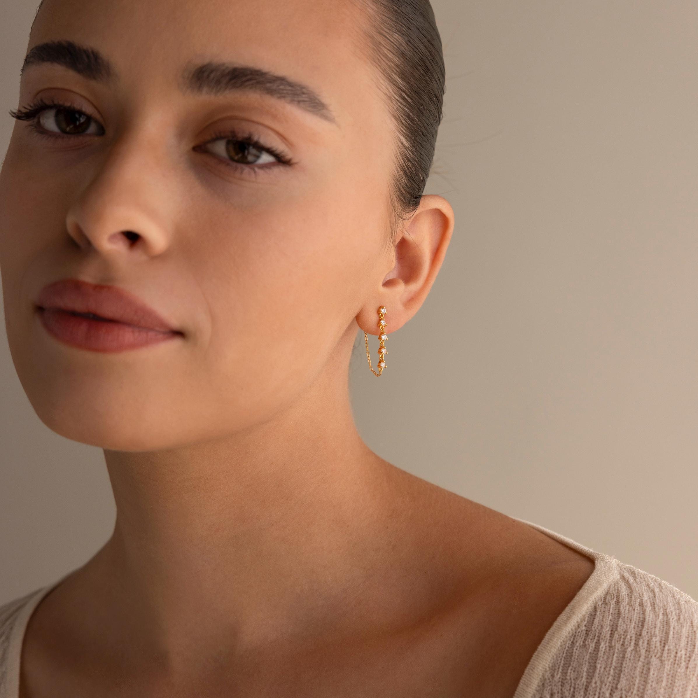 Zara earrings with chain in 18k gold.
