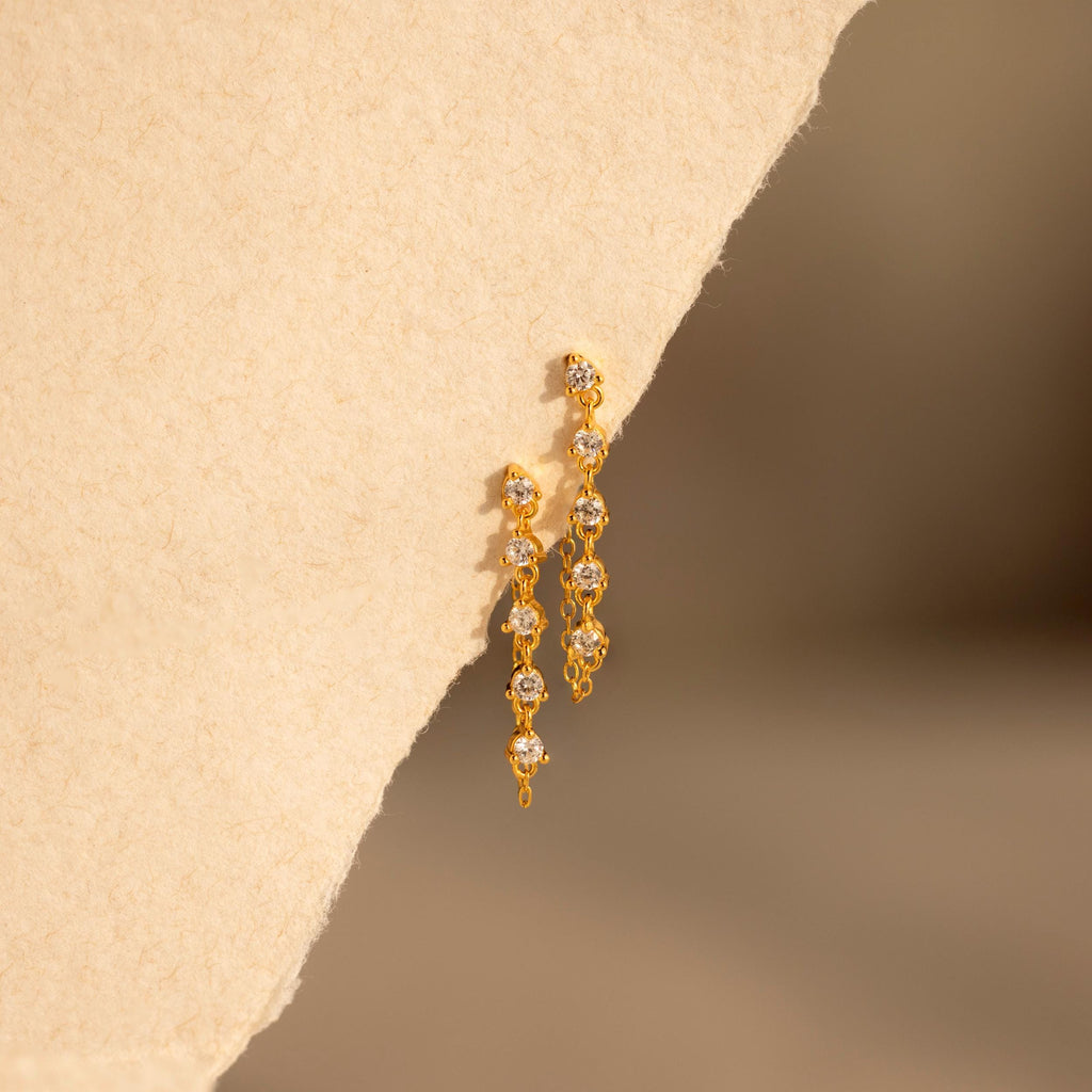 Zara earrings with chain in 18k gold.