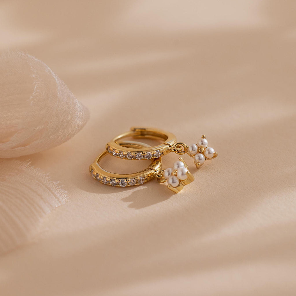 Pearl hoop earrings with Noa flower.