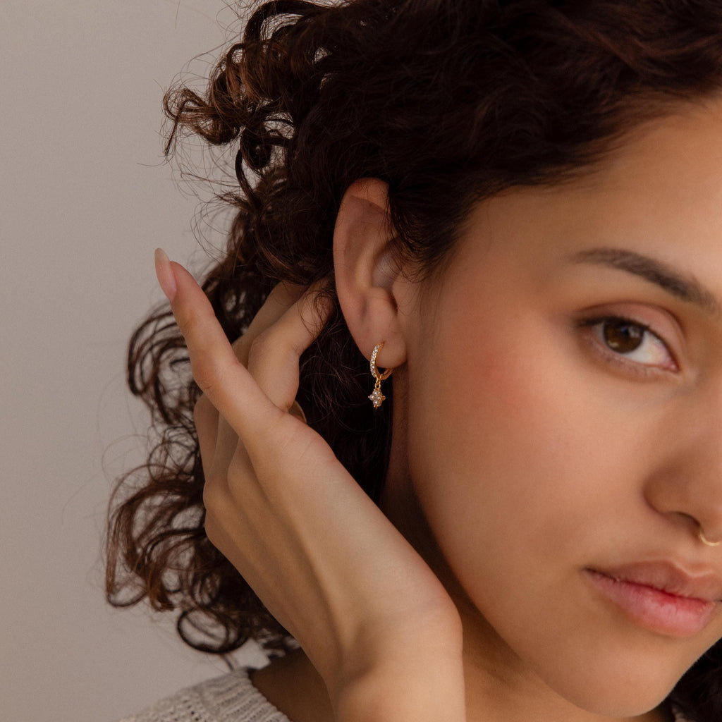 Pearl hoop earrings with Noa flower.