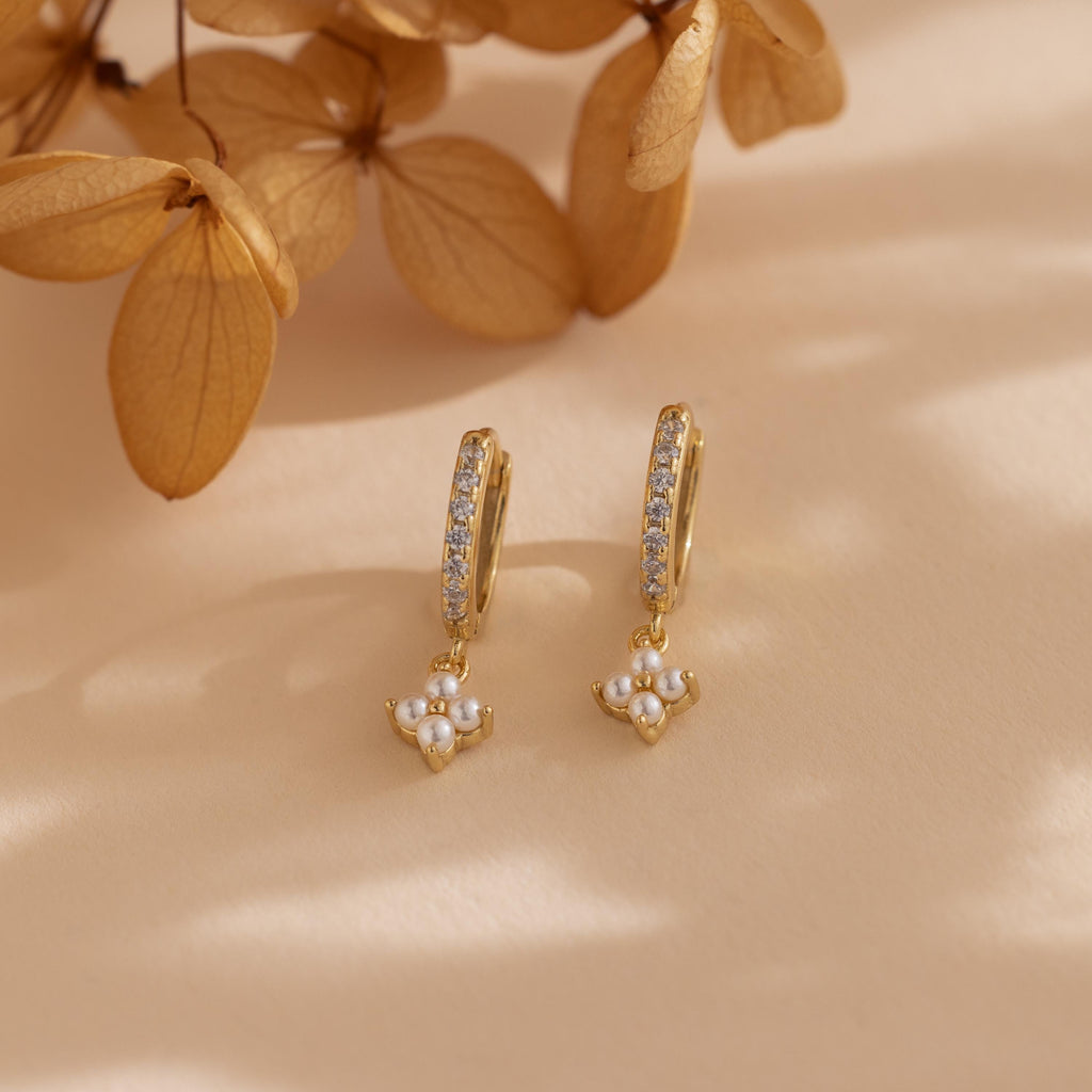 Pearl hoop earrings with Noa flower.