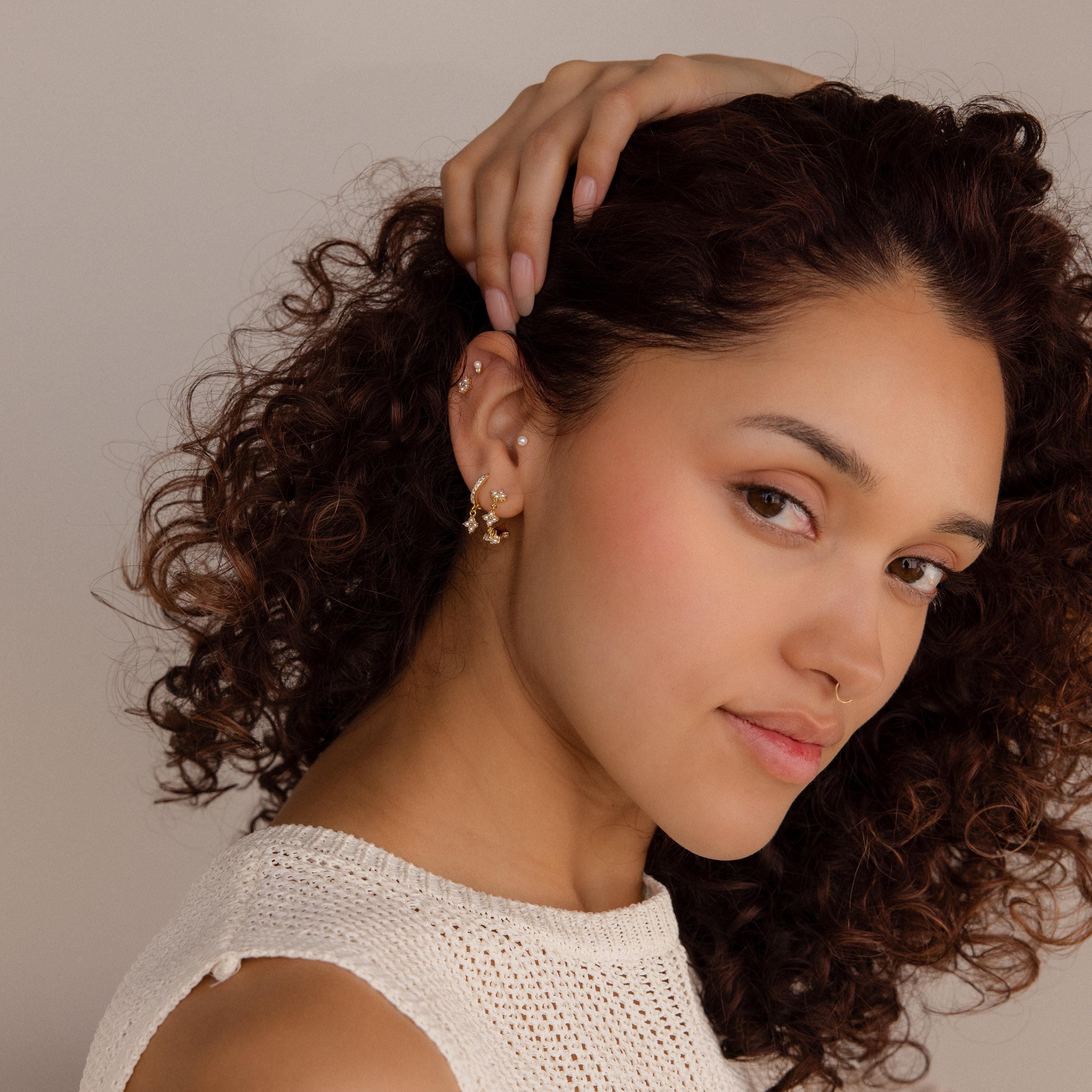 Pearl hoop earrings with Noa flower.