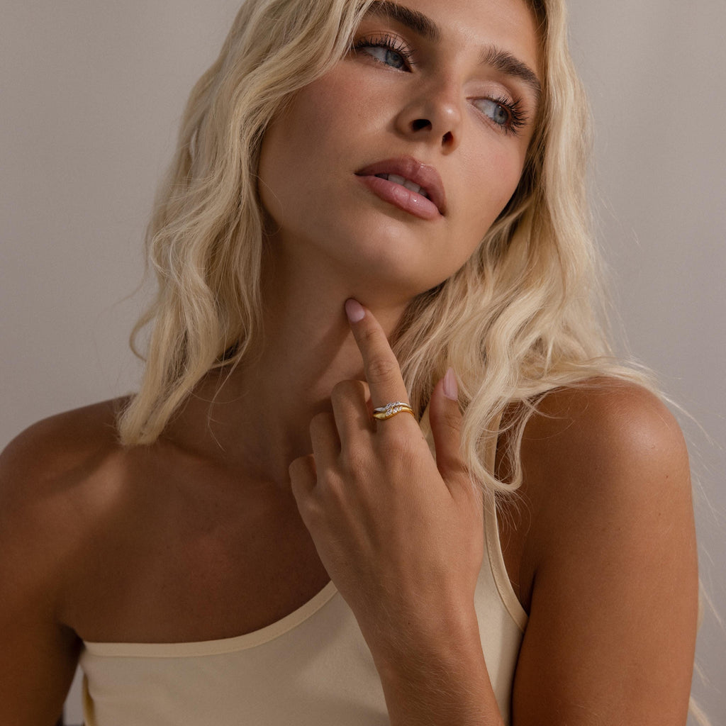 Duo of rings with faceted stones, metallic duet.