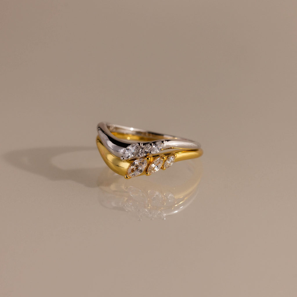 Duo of rings with faceted stones, metallic duet.