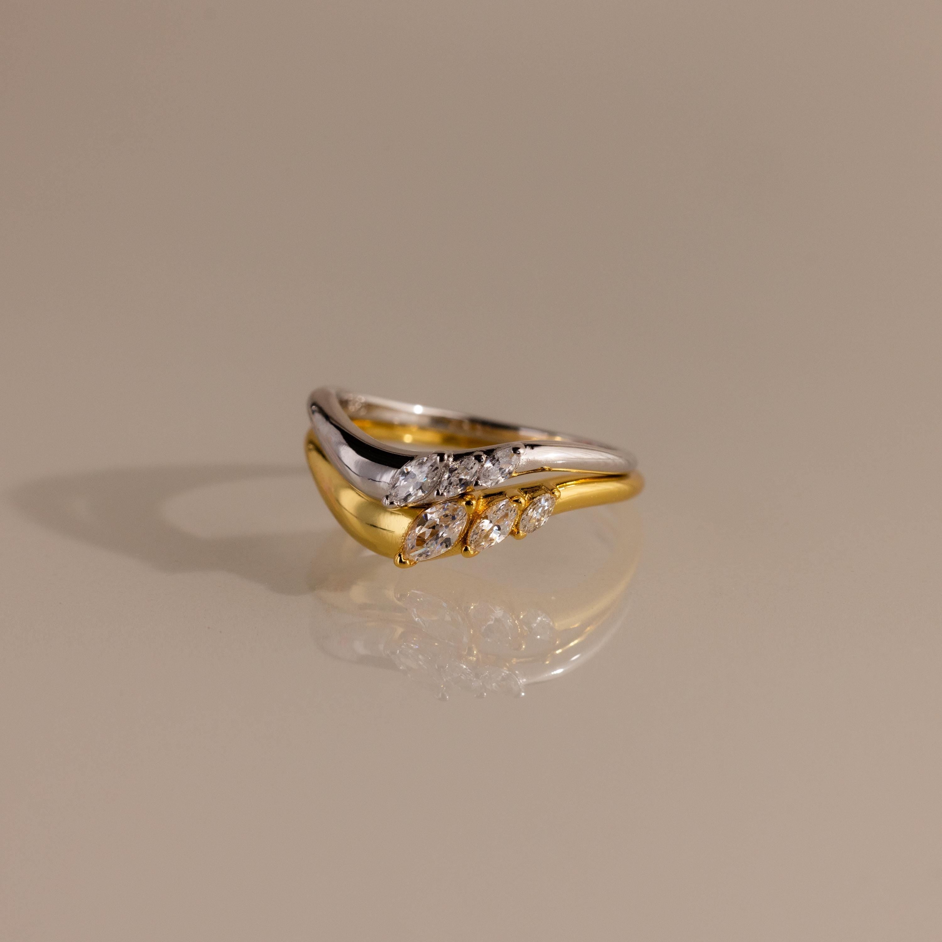 Duo of rings with faceted stones, metallic duet.