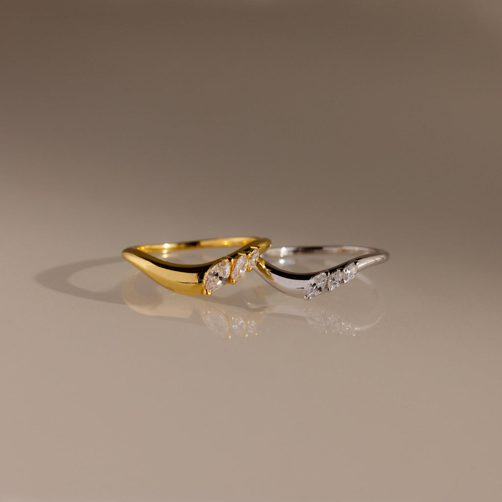 Duo of rings with faceted stones, metallic duet.