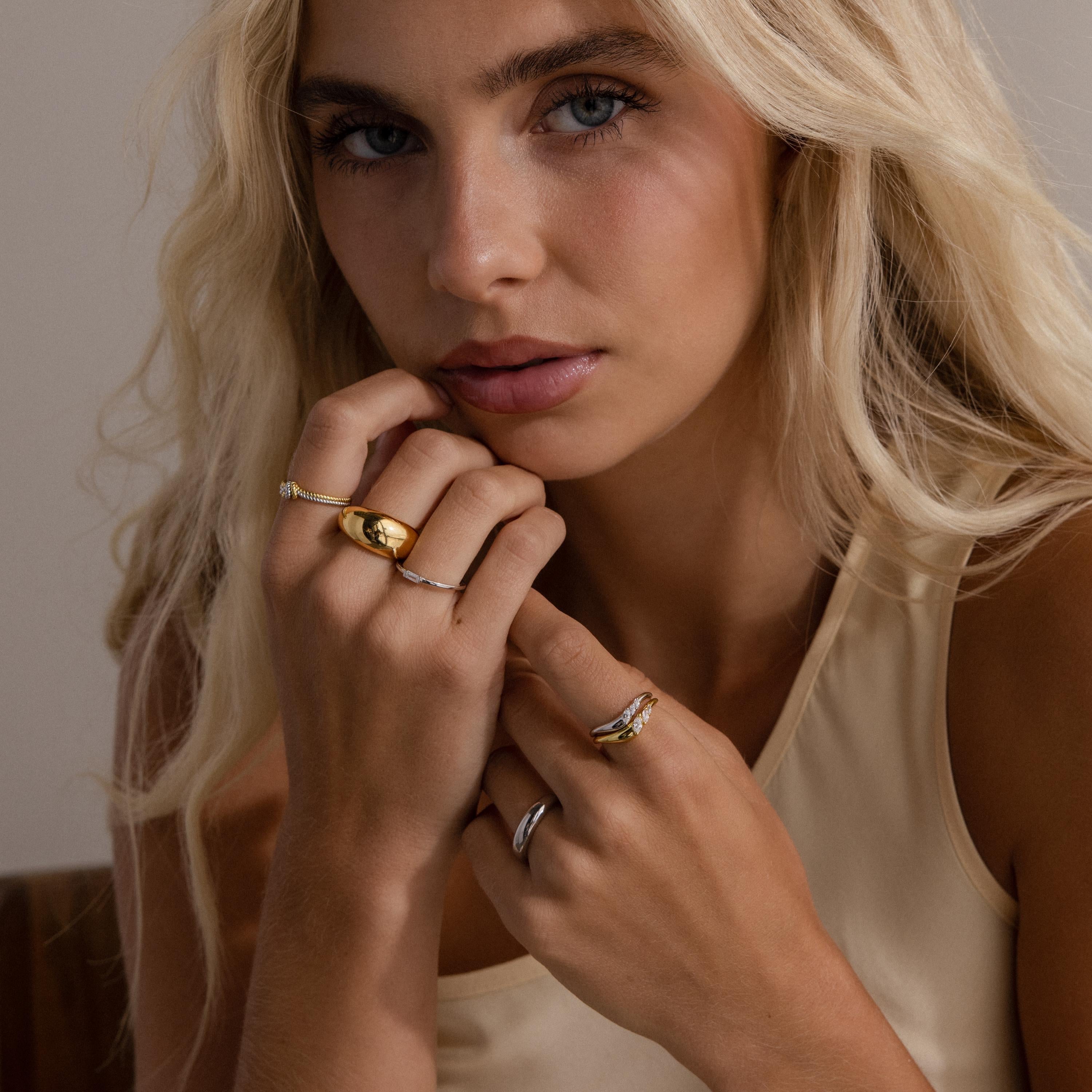 Duo of rings with faceted stones, metallic duet.