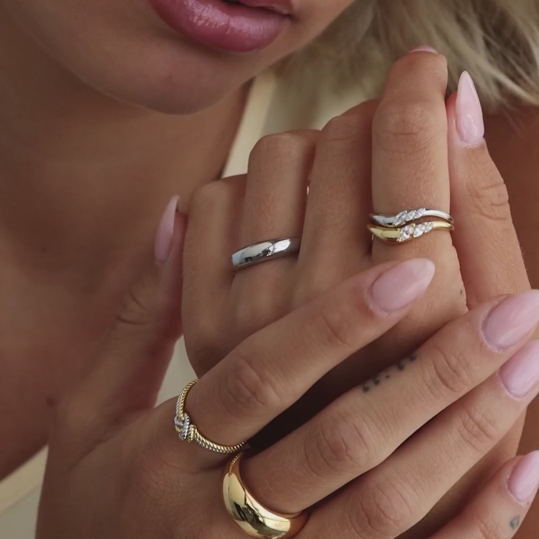 Duo of rings with faceted stones, metallic duet.