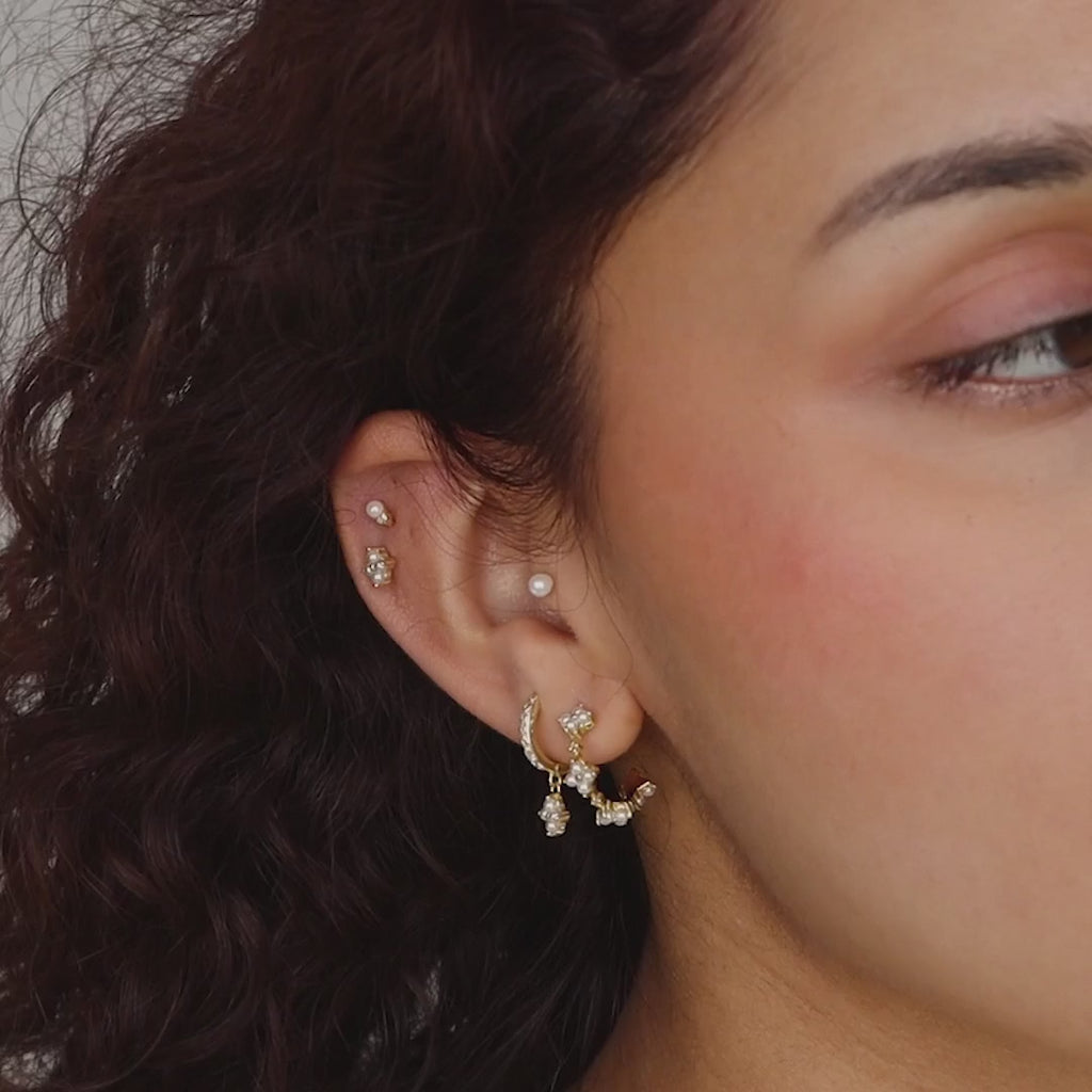 Pearl hoop earrings with Noa flower.